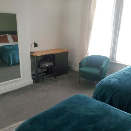 Leeds 4-Bed House - Sleeps 9 Free Parking & Wifi Villa Екстериор снимка