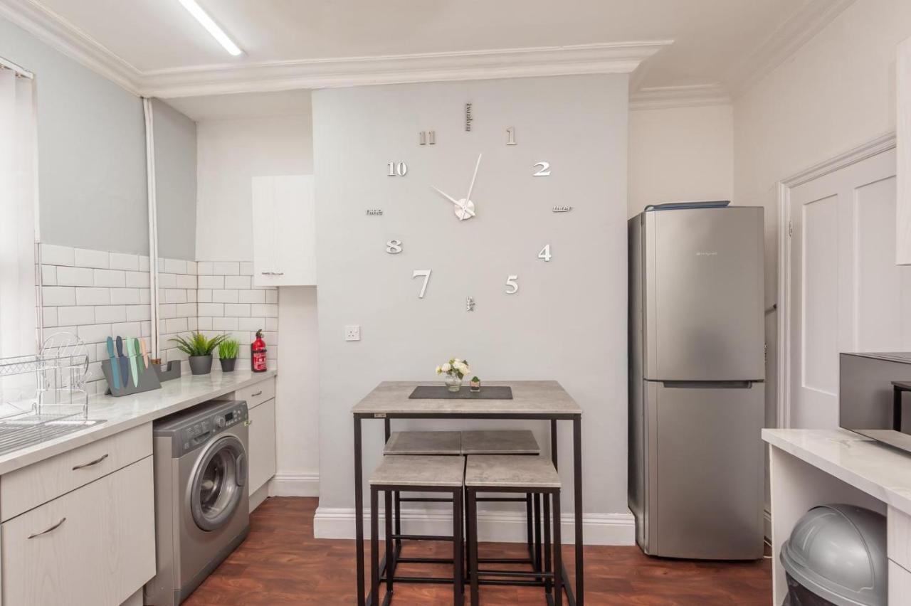 Leeds 4-Bed House - Sleeps 9 Free Parking & Wifi Villa Екстериор снимка
