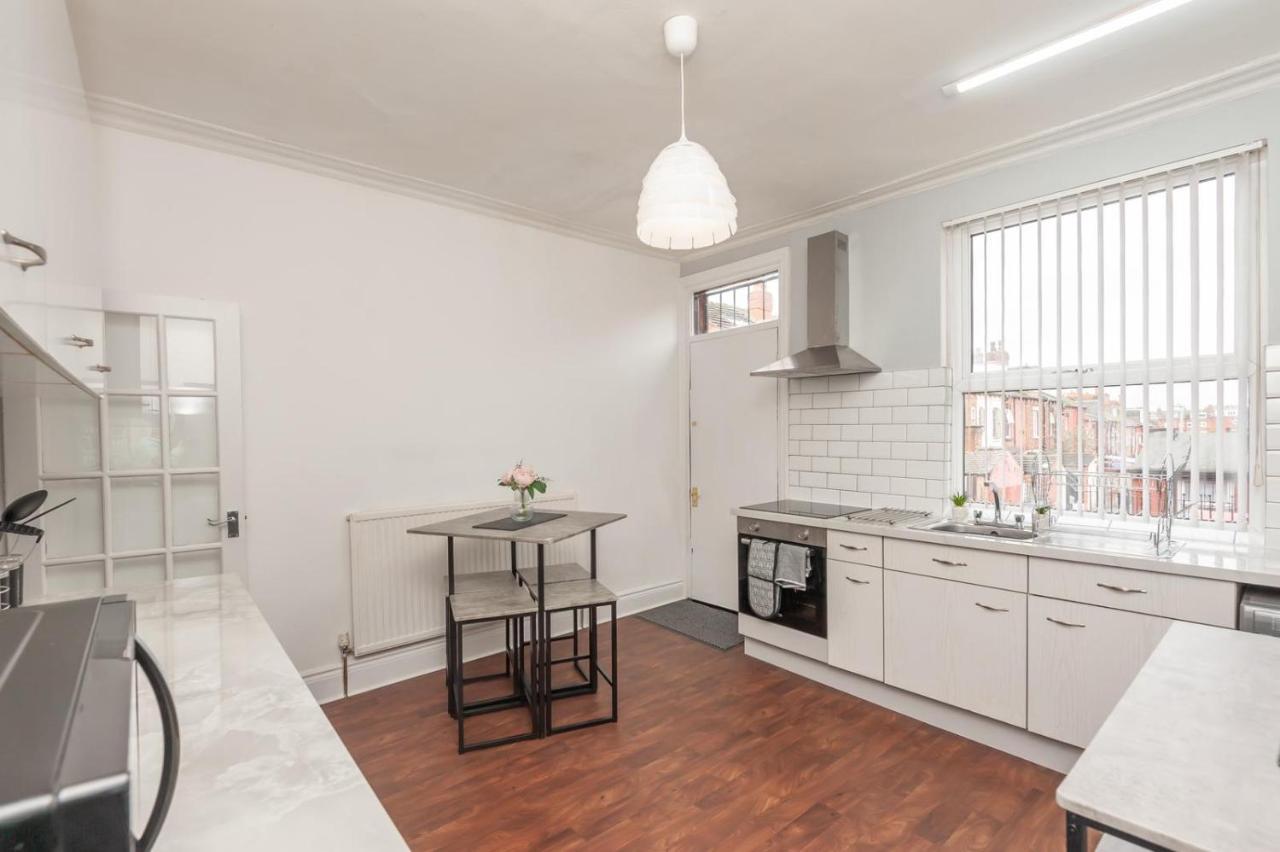 Leeds 4-Bed House - Sleeps 9 Free Parking & Wifi Villa Екстериор снимка