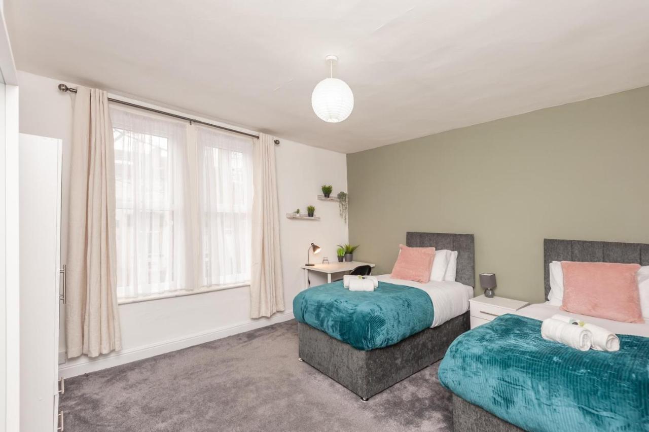 Leeds 4-Bed House - Sleeps 9 Free Parking & Wifi Villa Екстериор снимка
