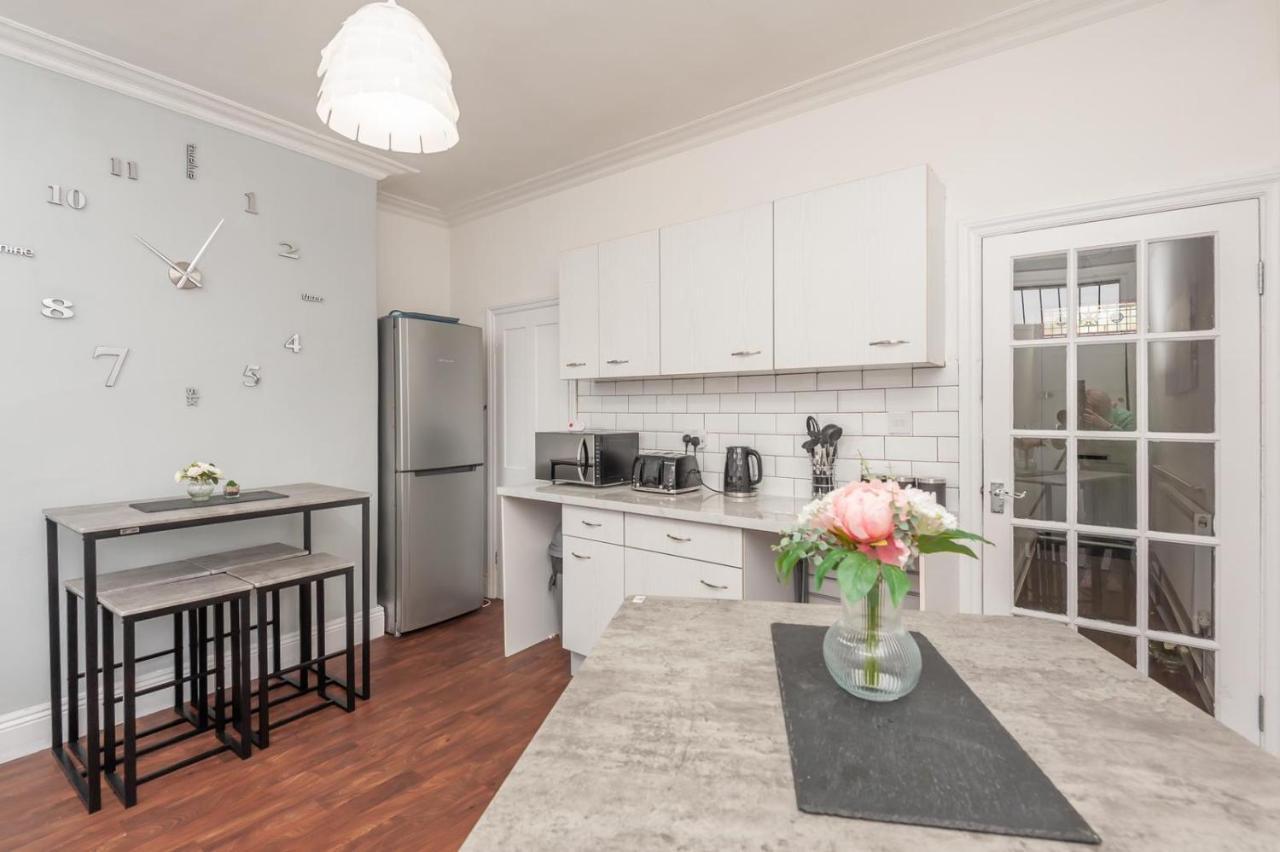 Leeds 4-Bed House - Sleeps 9 Free Parking & Wifi Villa Екстериор снимка