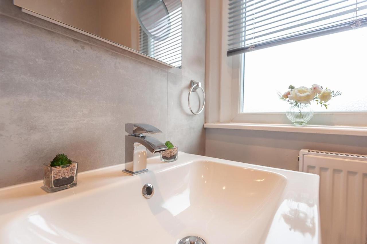Leeds 4-Bed House - Sleeps 9 Free Parking & Wifi Villa Екстериор снимка