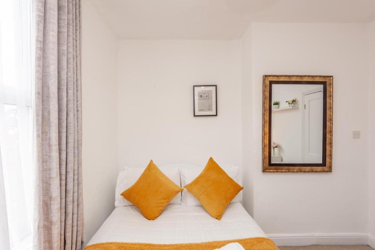 Leeds 4-Bed House - Sleeps 9 Free Parking & Wifi Villa Екстериор снимка