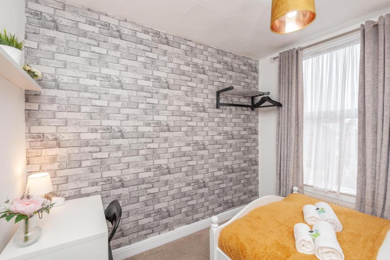 Leeds 4-Bed House - Sleeps 9 Free Parking & Wifi Villa Екстериор снимка