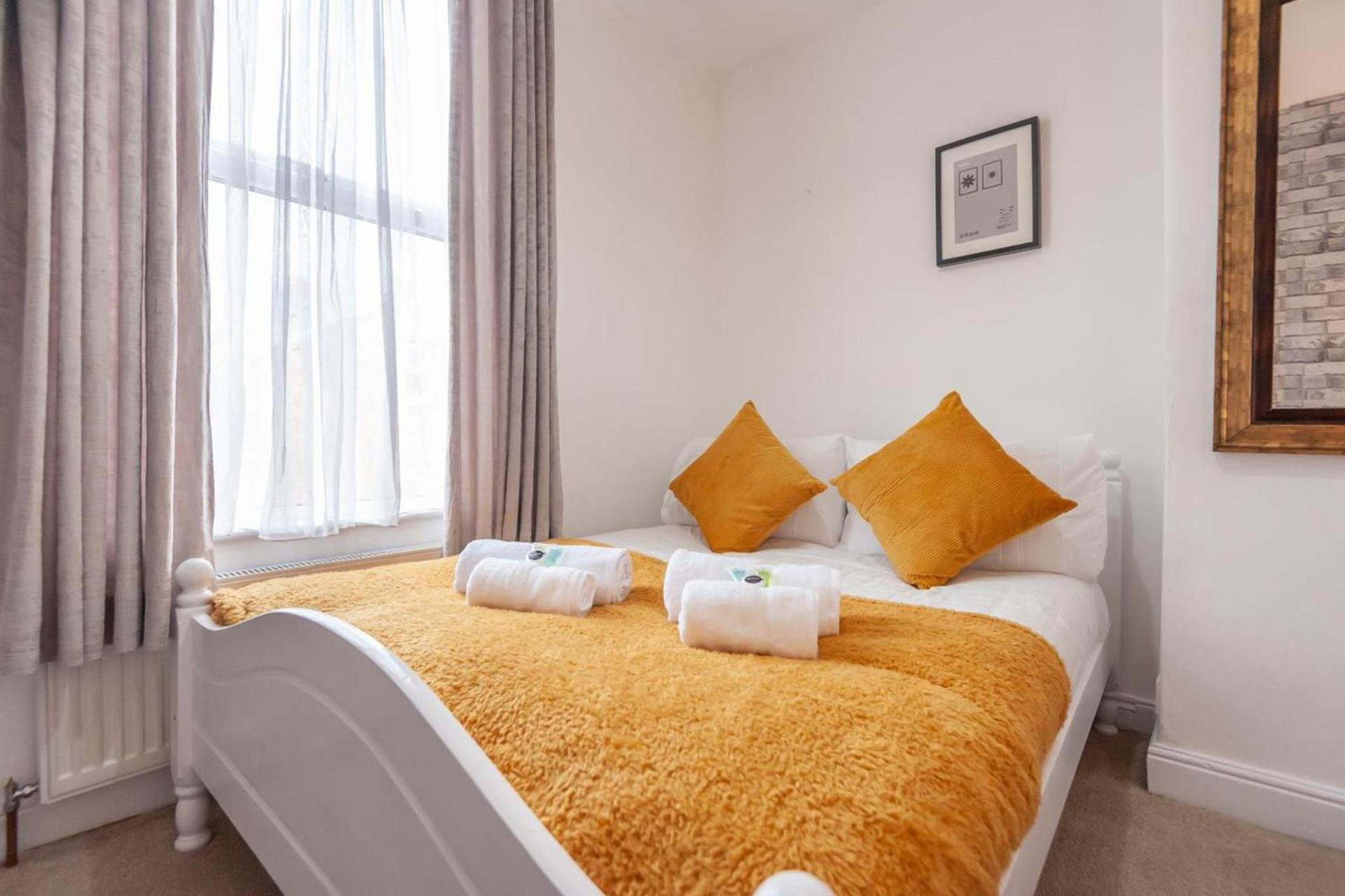 Leeds 4-Bed House - Sleeps 9 Free Parking & Wifi Villa Екстериор снимка